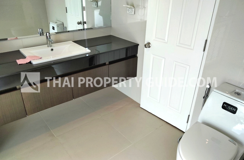 House with Shared Pool in Srinakarin 